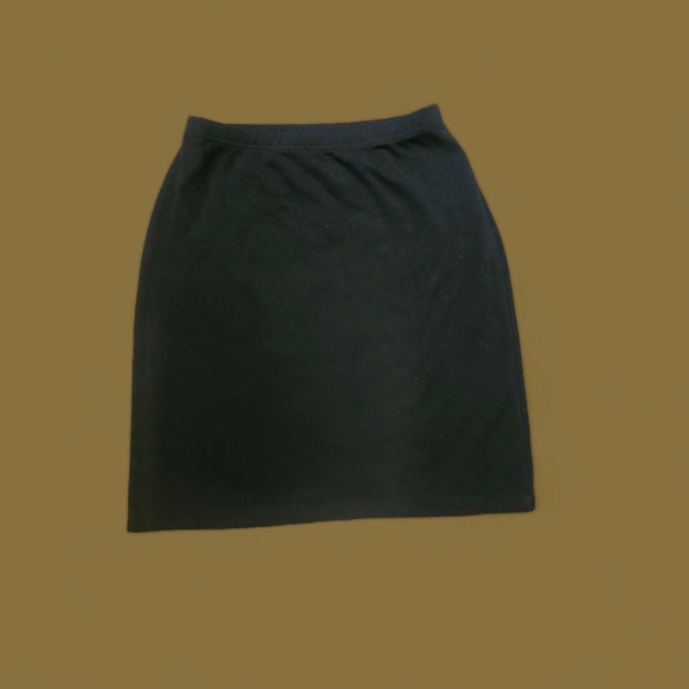 Black slim skirt